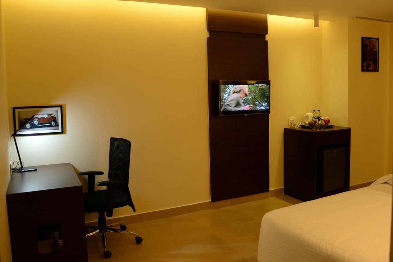 Hotel Blu Iris Chennai Exterior foto
