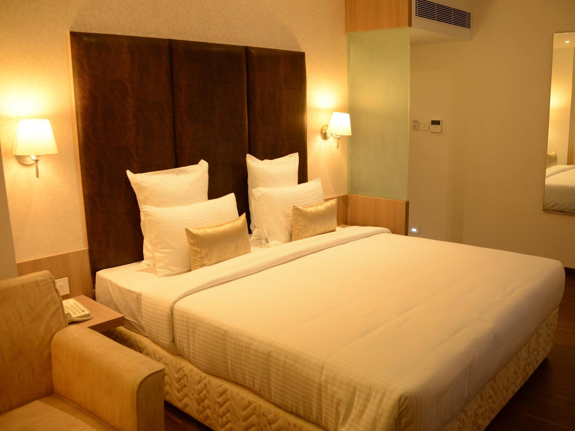 Hotel Blu Iris Chennai Exterior foto