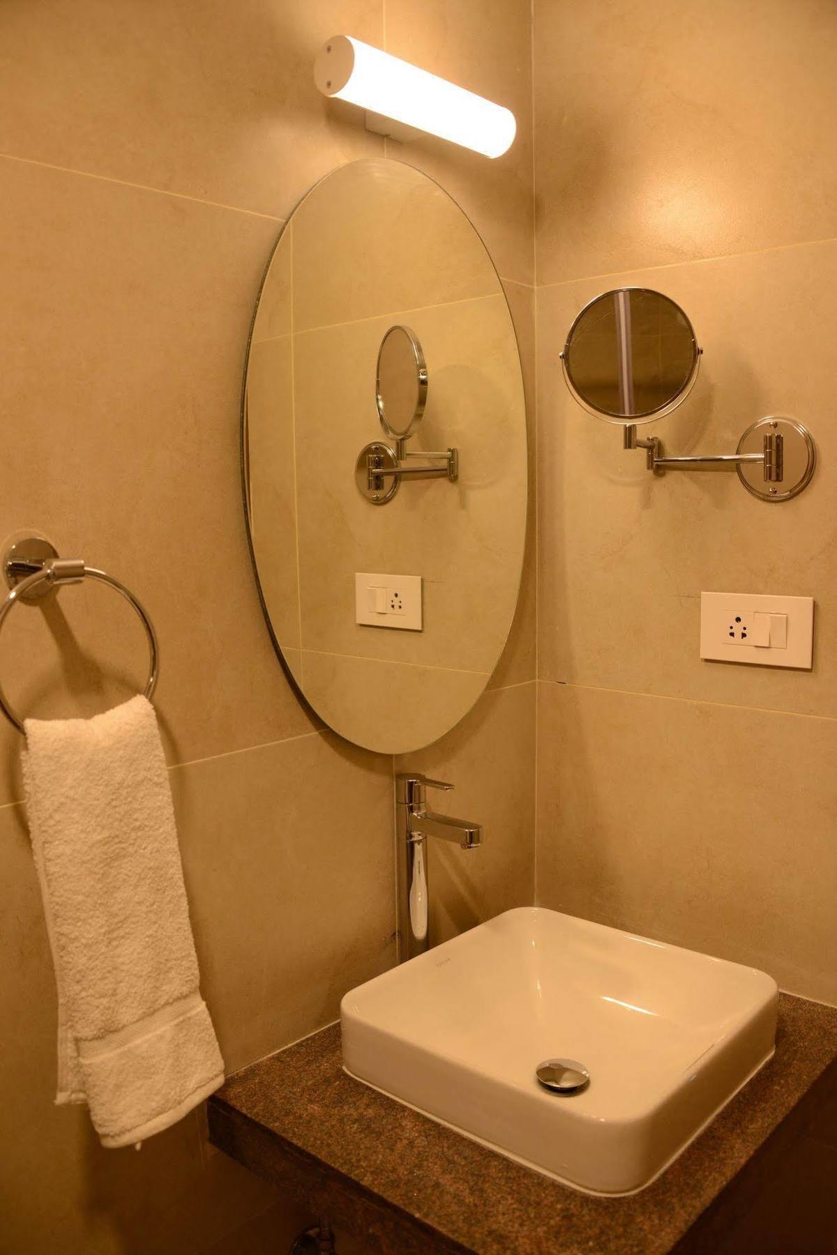 Hotel Blu Iris Chennai Exterior foto