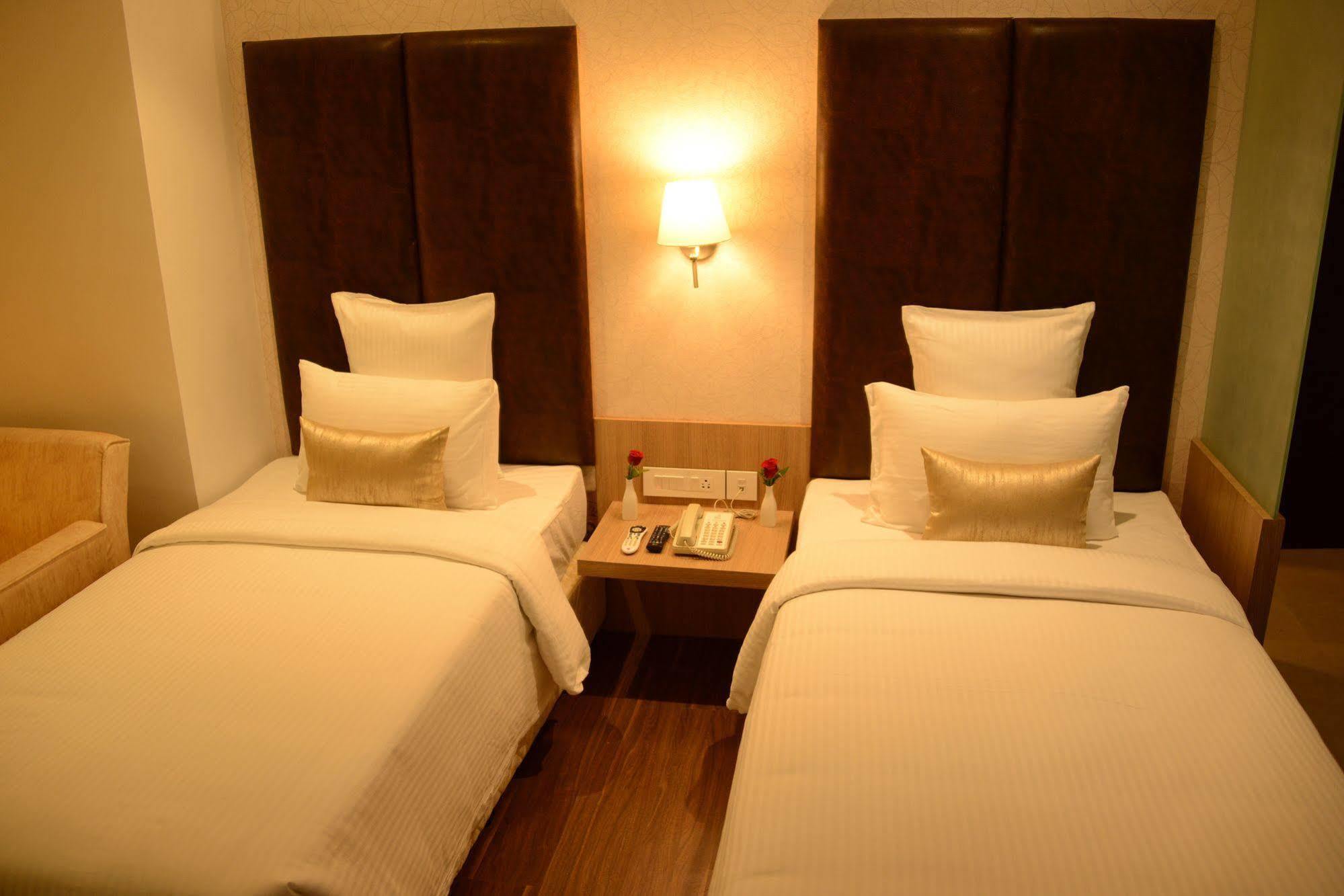 Hotel Blu Iris Chennai Exterior foto