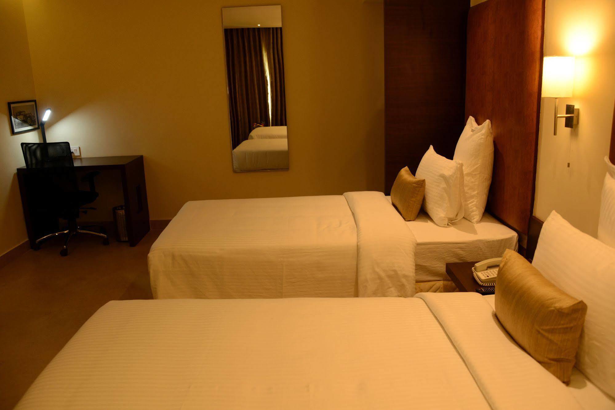 Hotel Blu Iris Chennai Exterior foto