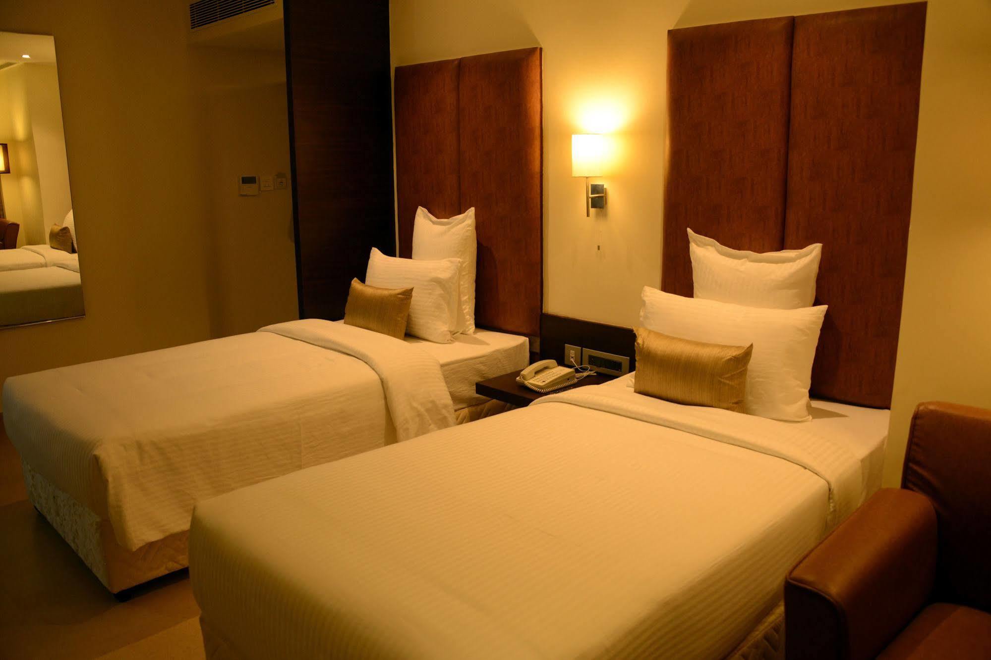 Hotel Blu Iris Chennai Exterior foto